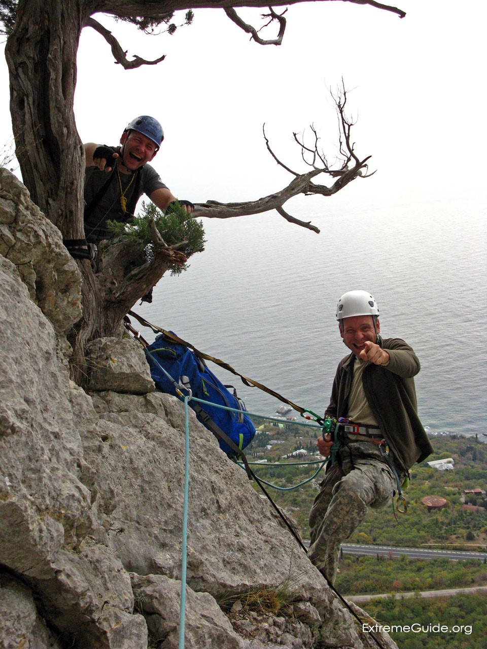 парни веселятся