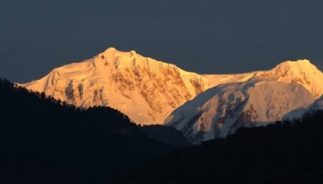 Diese-Farben-am-South-und-North-Peak-des-Mount-Kabru-sowie-am-Kabru-Dome-….