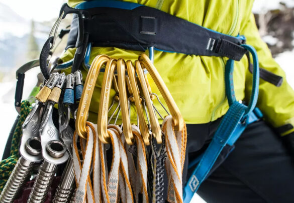 Карабіни в туризмі та альпінізмі: надійні супутники пригод